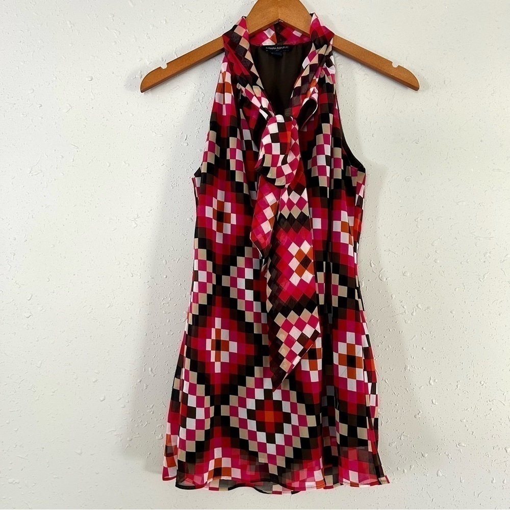 🦋 Banana Republic Factory Sleeveless Tie Neck Blouse Pink Red Geometric Small